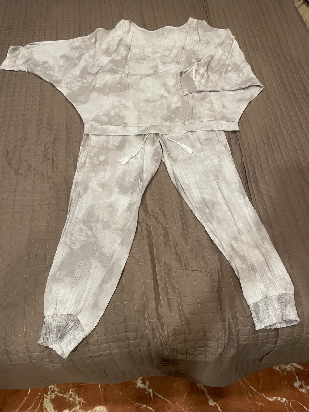 Light Gray Tie-Dye Lounge Set - Cozy Top & Jogger Pants